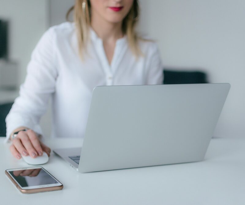 Femme qui va creer une marketplace sur son ordinateur